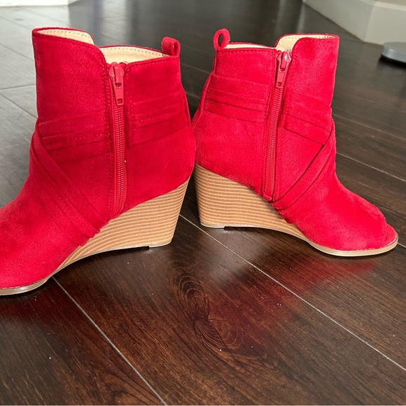 True Red open toe Bootie with inner side zipper, Suede worn Once Size 6 1/2 - Picture 3 of 7